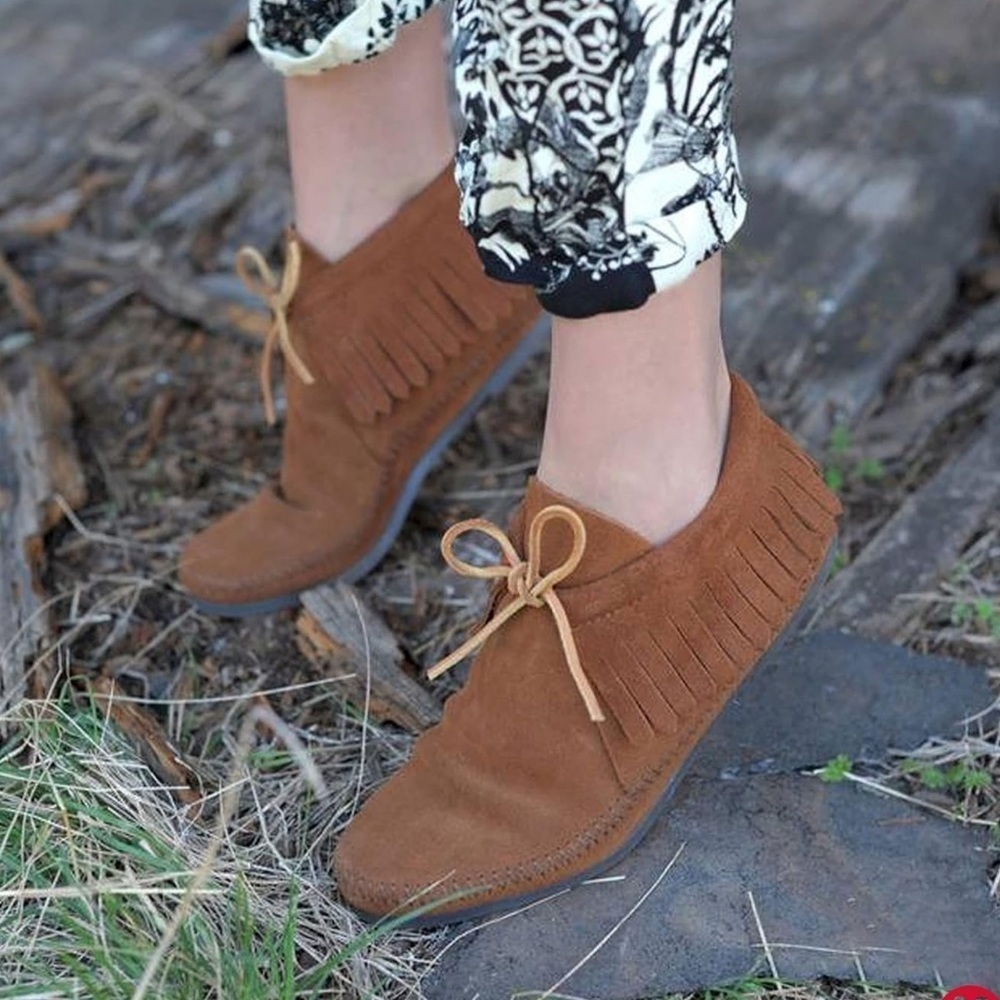NWOT Minnetonka Women's Classic Fringe Boot in Softsole Brown